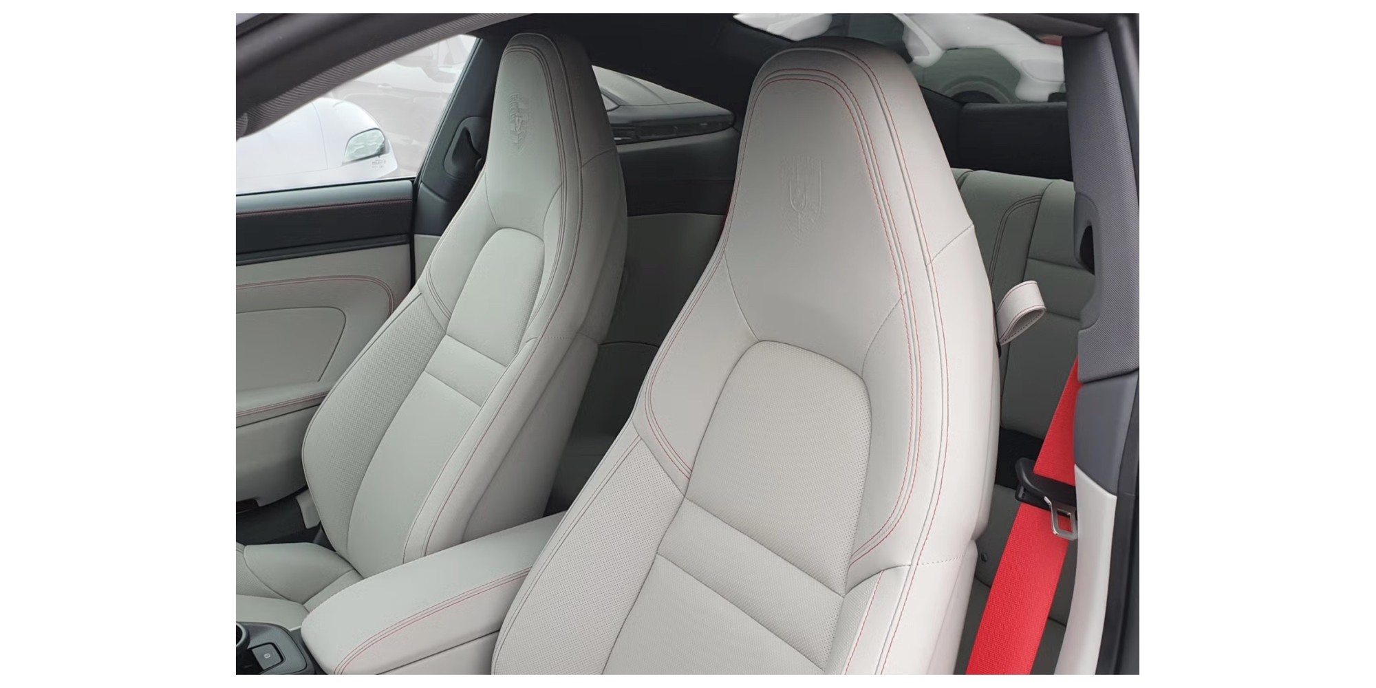 Porsche 911 992 4: Precision Meets Elegance