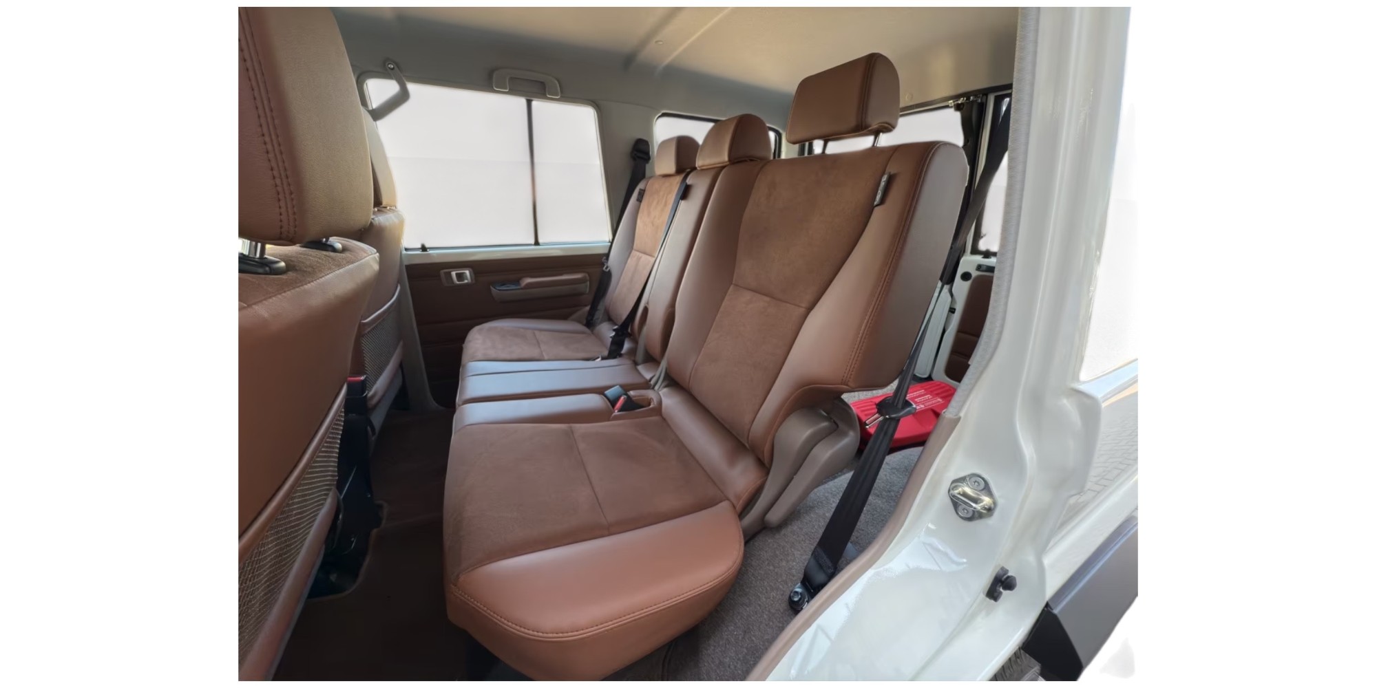 Toyota Land Cruiser 76 AT Luxury | Modena Motors