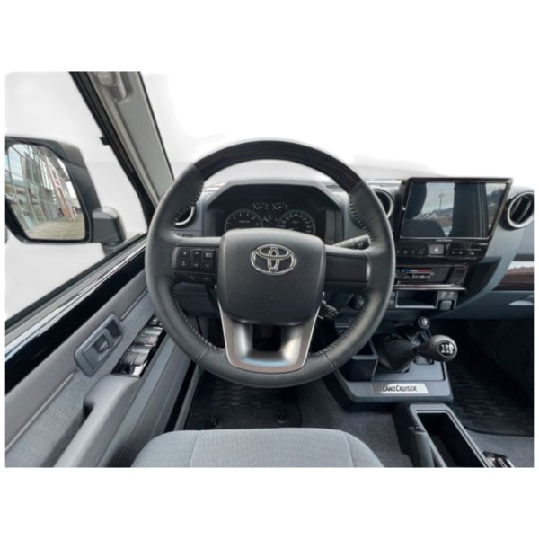 Toyota Land Cruiser 76 AT Luxury | Modena Motors